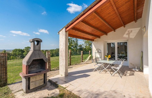 La Gripperie-Saint-Symphorien Maison | Petite maison 'Gite De Groupe Piscine Intérieur' avec terrasse privée, jardin privé et Wi-Fi