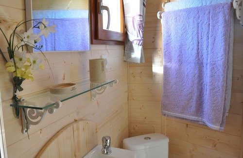La Gripperie-Saint-Symphorien Cottage | Roulotte de charme avec piscine intérieure chauffée