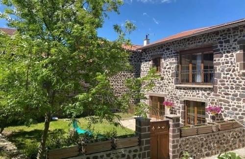 Saint-Christophe-sur-Dolaison Cottage | Gîte à la ferme à Saint-Christophe-sur-Dolaison avec terrasse et chambres privatives