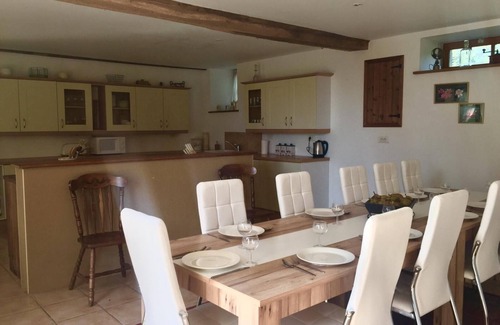 Saint-Georges-de-Reintembault Maison | Ancienne grange rénovée avec goût, parfaite pour des vacances tranquilles en famille