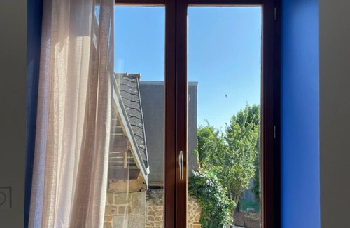 Saint-Georges-de-Reintembault Maison | Cosy Mediterranean-style spa and cinema 25 minutes from Mont-Saint-Michel