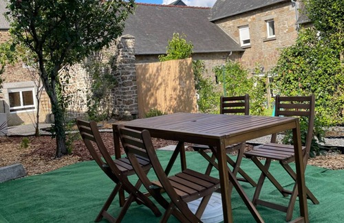 Saint-Georges-de-Reintembault Maison | Cosy Mediterranean-style spa and cinema 25 minutes from Mont-Saint-Michel