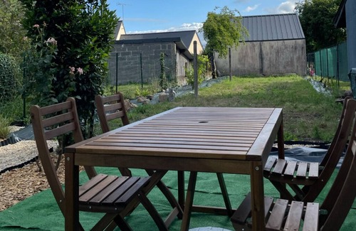 Saint-Georges-de-Reintembault Maison | Cosy Mediterranean-style spa and cinema 25 minutes from Mont-Saint-Michel