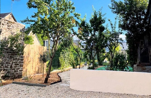 Saint-Georges-de-Reintembault Maison | Cosy Mediterranean-style spa and cinema 25 minutes from Mont-Saint-Michel