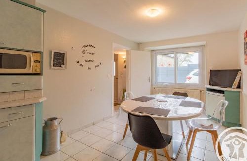 Saint-Georges-des-Gardes Maison | Gîte familial avec belle cour, 3 chambres, proche vignobles et activités, au calme en campagne angevine - FR-1-622-11