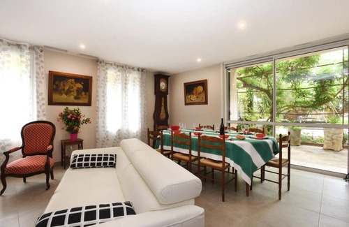 Sainte-Colombe-de-la-Commanderie Maison | 230 m² Gîte ∙ 3 chambres ∙ 6 personnes