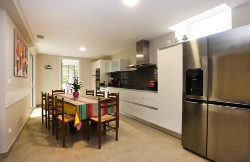Sainte-Colombe-de-la-Commanderie Maison | 230 m² Gîte ∙ 3 chambres ∙ 6 personnes