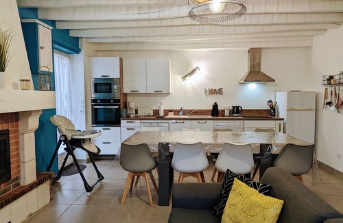 Faverolles Cottage | Gîte rénové avec piscine chauffée près de Beauval, 10 pers., terrain de sport et nature.
