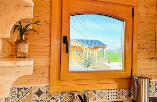Faverolles Cottage | Roulotte authentique avec piscine chauffée et petit-déjeuner inclus