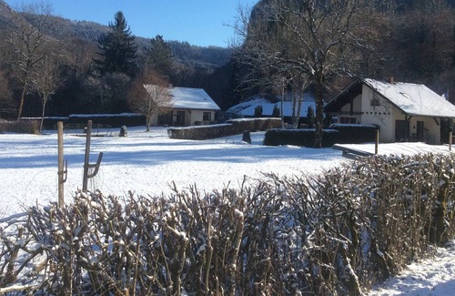 Nans-sous-Sainte-Anne Cottage | Le repos et la pêche pour ce gîte confortable en bord de rivière dans la verdure