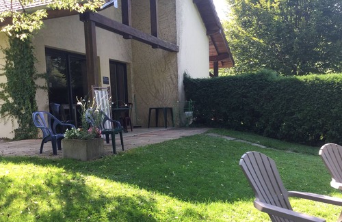 Nans-sous-Sainte-Anne Cottage | Le repos et la pêche pour ce gîte confortable en bord de rivière dans la verdure