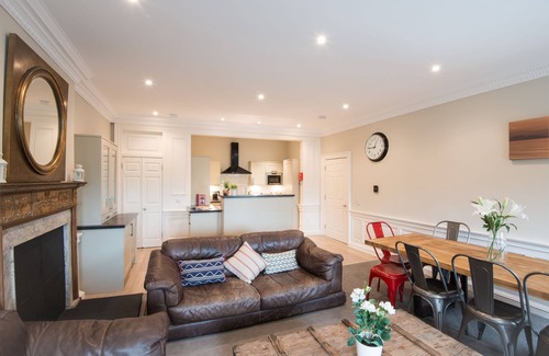 New Town Cottage | Smart 5 Double Bed Apartment City Center