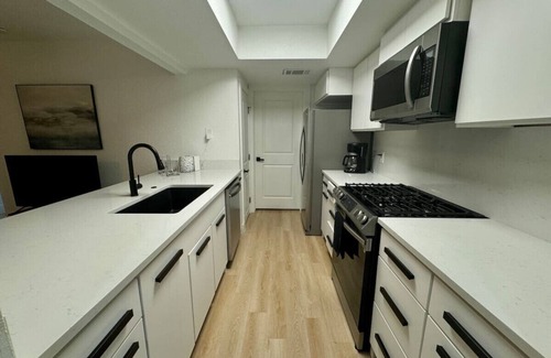 East Oak Hill Maison | Free $100 I 4 King BD I 4 Priv Bath I Duplex I Pet