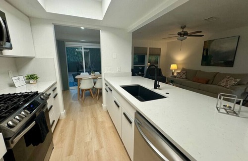 East Oak Hill Maison | Free $100 I 4 King BD I 4 Priv Bath I Duplex I Pet