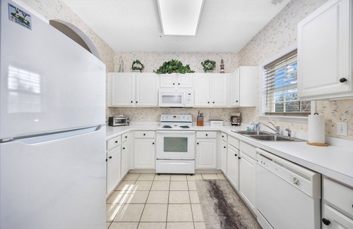 North Myrtle Beach Copropriété | Free Beach Shuttle, Pool, Pickleball Court! King Bed, Parking, Resort Activities