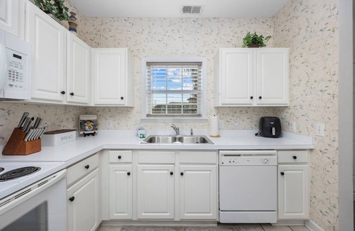 North Myrtle Beach Copropriété | Free Beach Shuttle, Pool, Pickleball Court! King Bed, Parking, Resort Activities