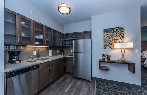 Charleston Appartement | Petit-déjeuner buffet gratuit + piscine extérieure + Wi-Fi gratuit | Balcon avec vue sur le pont et le port!