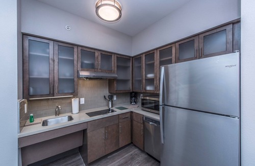Charleston Appartement | Petit-déjeuner buffet gratuit + piscine extérieure + Wi-Fi gratuit | Balcon avec vue sur le pont et le port!