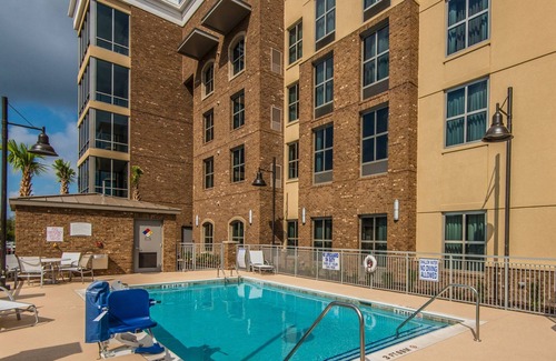 Charleston Copropriété | Petit-déjeuner buffet gratuit + piscine extérieure + Wi-Fi gratuit | Super emplacement + vue sur le pont et le port!