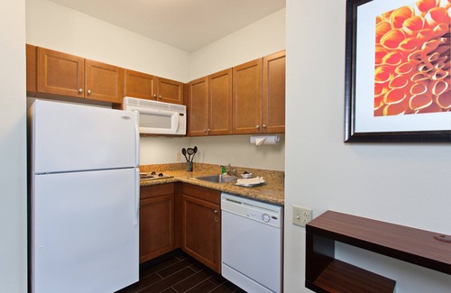 Lake Forest Appartement | Free Breakfast. Outdoor Pool & Hot Tub