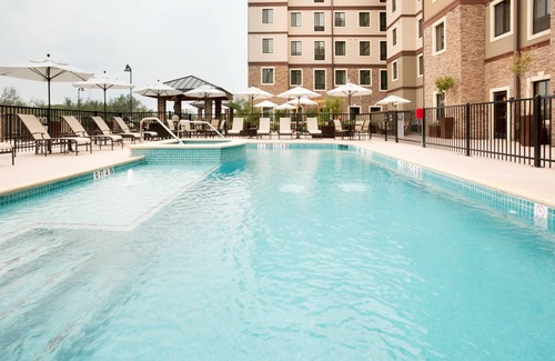 Hollywood Park Copropriété | Petit déjeuner gratuit + piscine extérieure + bain à remous | Suite Premium à seulement 15 minutes de Six Flags!