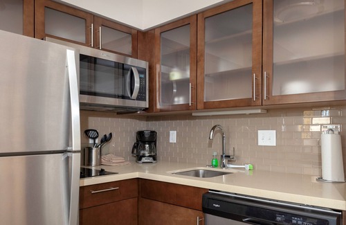Gilbert Appartement | Piscine extérieure + bain à remous extérieur partagé | Suite confortable avec fonctionnalités accessibles