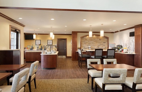 Midland Copropriété | Petit déjeuner gratuit. Piscine et bain à remous. Suite King. Près des nouveaux campus Chevron et Oxy!