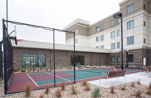 Littleton Appartement | Studio Queen accessible aux personnes malentendantes | Accès à la piscine + petit-déjeuner quotidien gratuit inclus