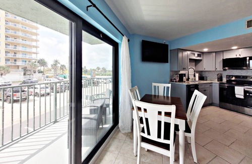 Daytona Beach Shores Copropriété | Fresh & New Renovated Sunglow Unit-Just Steps 2 Beach, OceanSide Pool, Hot Tub, Grill & Crabby Joe's
