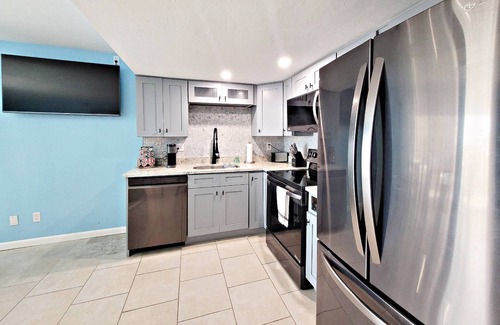 Daytona Beach Shores Copropriété | Fresh & New Renovated Sunglow Unit-Just Steps 2 Beach, OceanSide Pool, Hot Tub, Grill & Crabby Joe's