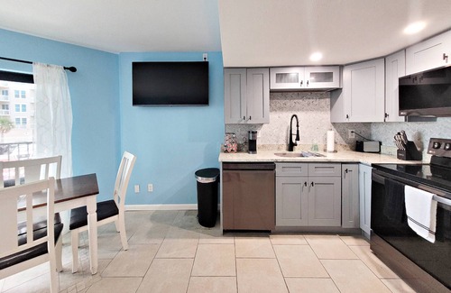 Daytona Beach Shores Copropriété | Fresh & New Renovated Sunglow Unit-Just Steps 2 Beach, OceanSide Pool, Hot Tub, Grill & Crabby Joe's