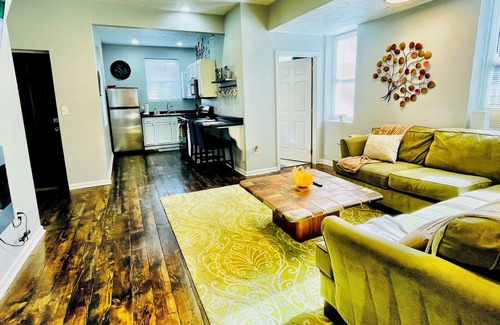 Central Northside Appartement | FREE Off St PARK Next to AGH+King Bed*Walk To All*