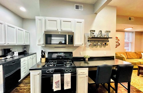 Central Northside Appartement | FREE Off St PARK Next to AGH+King Bed*Walk To All*