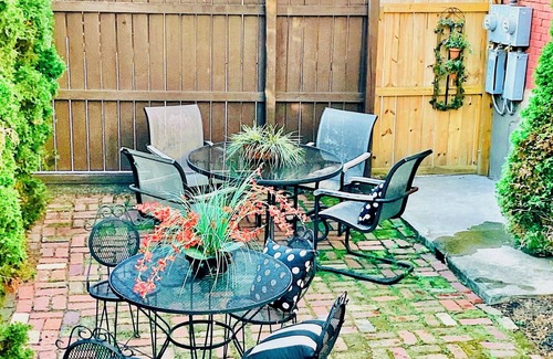 Central Northside Appartement | FREE Off St PARK Next to AGH+King Bed*Walk To All*