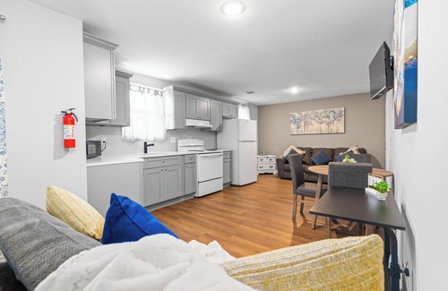 Utica Appartement | Free Parking, Laundry, Wi-Fi, near Down Utica NY4