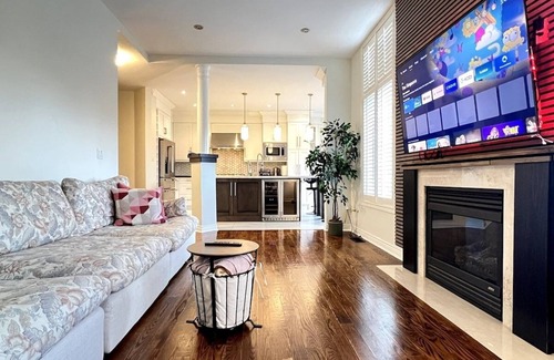 Meadowvale Village Maison | Free Parking|Near Airport|Firepit w/ 5 Bedrooms