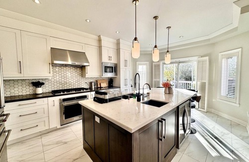 Meadowvale Village Maison | Free Parking|Near Airport|Firepit w/ 5 Bedrooms