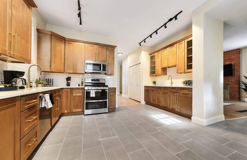 Larimer Maison | Free Parking+Pet Friendly+6BR+5 Min From Bakery Sq
