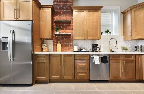 Larimer Maison | Free Parking+Pet Friendly+6BR+5 Min From Bakery Sq