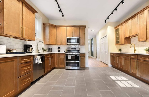 Larimer Maison | Free Parking+Pet Friendly+6BR+5 Min From Bakery Sq