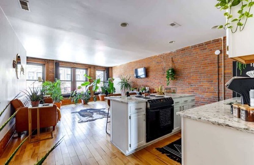 Italian Village Appartement | Casa On High! - Right On High St Free Parking King Bed Short North Ohio State!