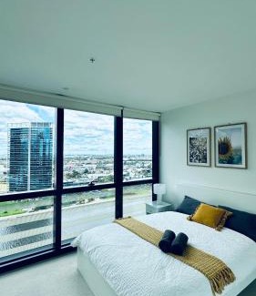 Docklands Maison | Free Parking Private Room in Docklands - Amazing View - Shared Washroom - Homestay with Host