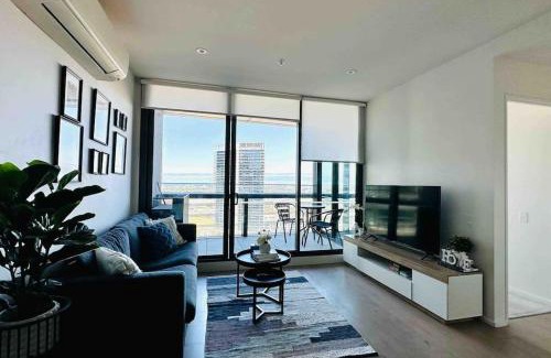 Docklands Maison | Free Parking Private Room in Docklands - Amazing View - Shared Washroom - Homestay with Host