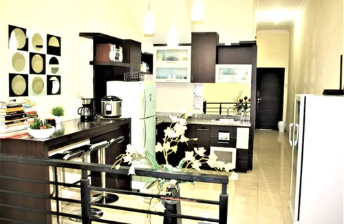 Surabaya Maison | Spacieux - Centre-ville bien équipé à 5 min de Tunjungan Plaza 0. 9 km - CHAMBRE 1