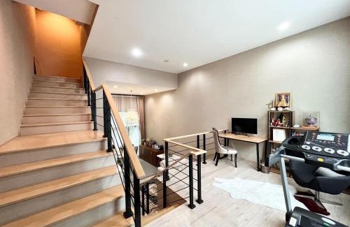 Lat Phrao Appartement | Free pick up/Stunning Luxury Family Home 3B3B