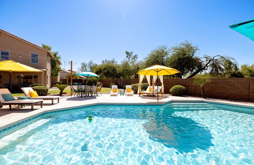 East Mesa Maison | FREE POOL HEAT~Beach Volley Ball~Putting Greens~Park Adjacent~Basket Ball Court