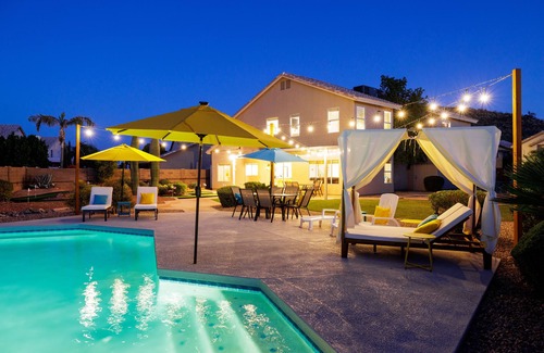 East Mesa Maison | FREE POOL HEAT~Beach Volley Ball~Putting Greens~Park Adjacent~Basket Ball Court