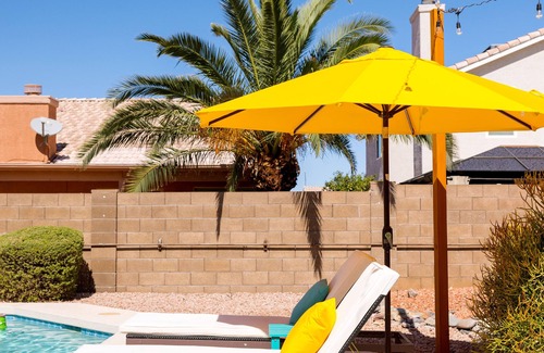 East Mesa Maison | FREE POOL HEAT~Beach Volley Ball~Putting Greens~Park Adjacent~Basket Ball Court