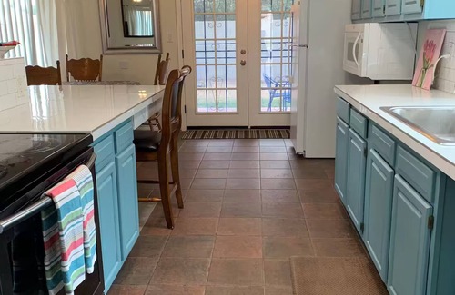 Glendale Maison | Free RV parking, two car garage, fenced backyard, minutes to Westgate