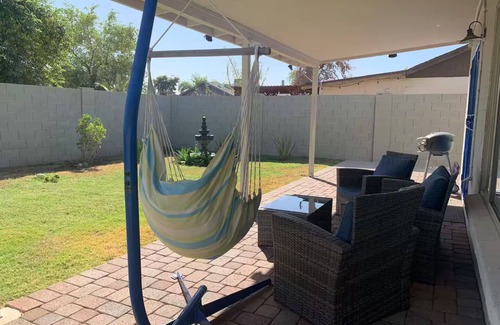 Glendale Maison | Free RV parking, two car garage, fenced backyard, minutes to Westgate